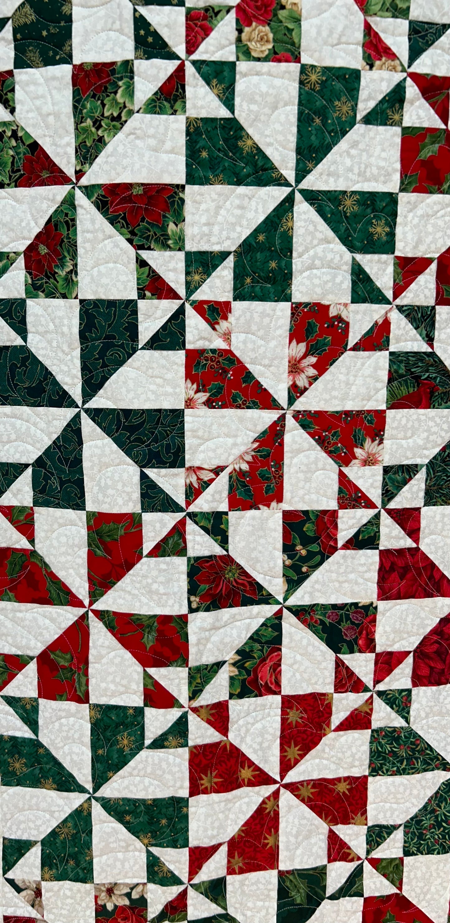 Whirligig Holiday Quilt with Pillow Sleeve (King)
