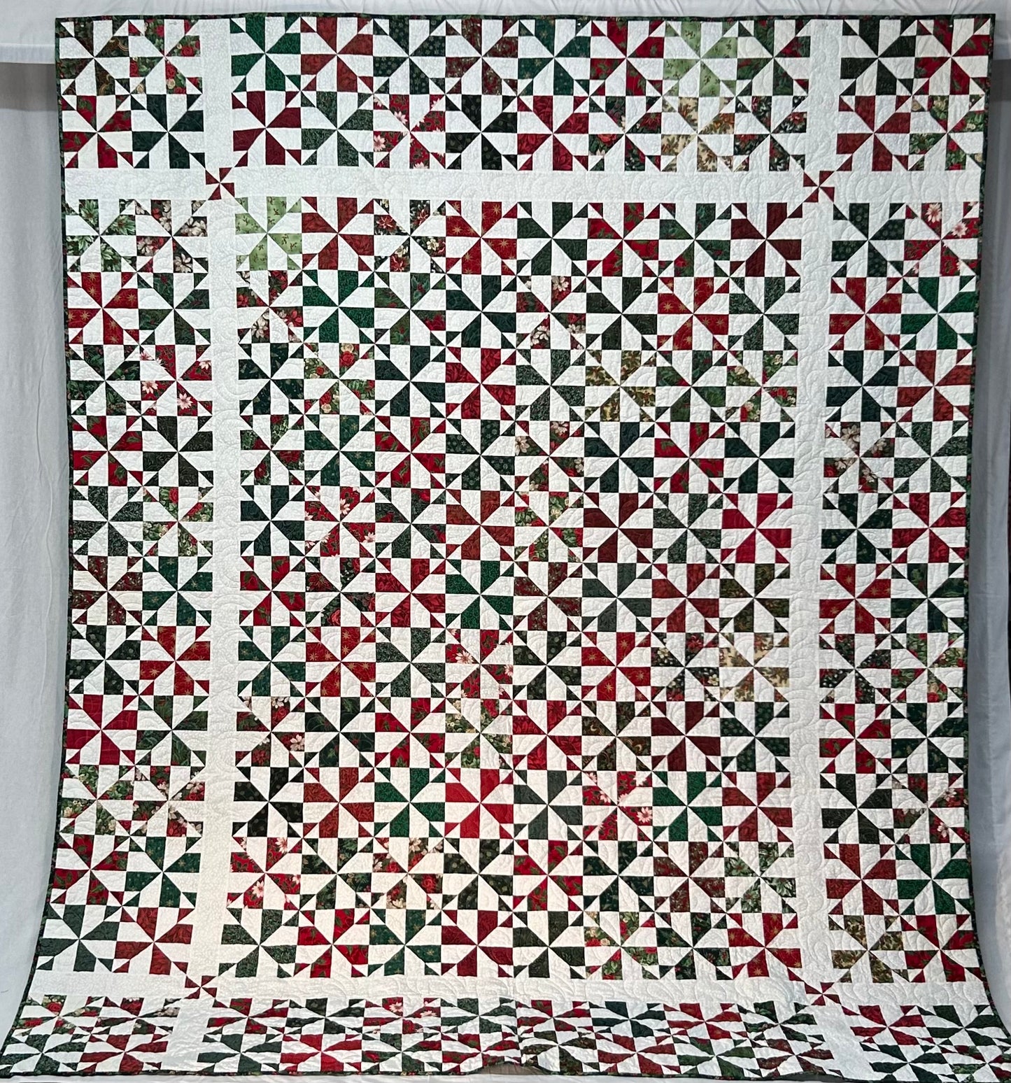 Whirligig Holiday Quilt with Pillow Sleeve (King)