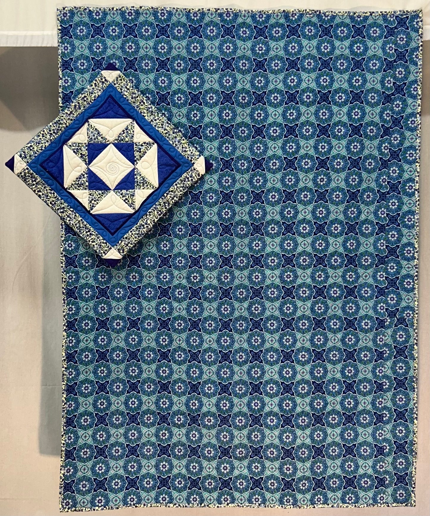 Blueberry Quilt with Pillow Sleeve (Twin)